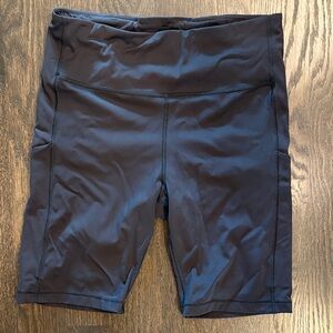 Athleta ultimate stash pocket 9” short- L